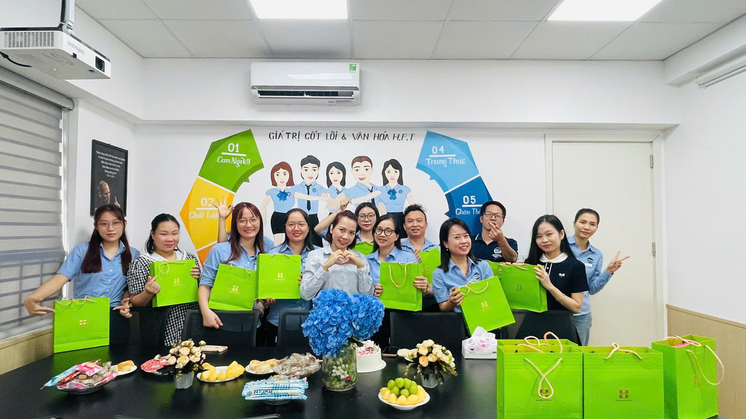 BLĐ tặng quà cho CBNV H.F.T Việt Nam Trung thu 2025 “