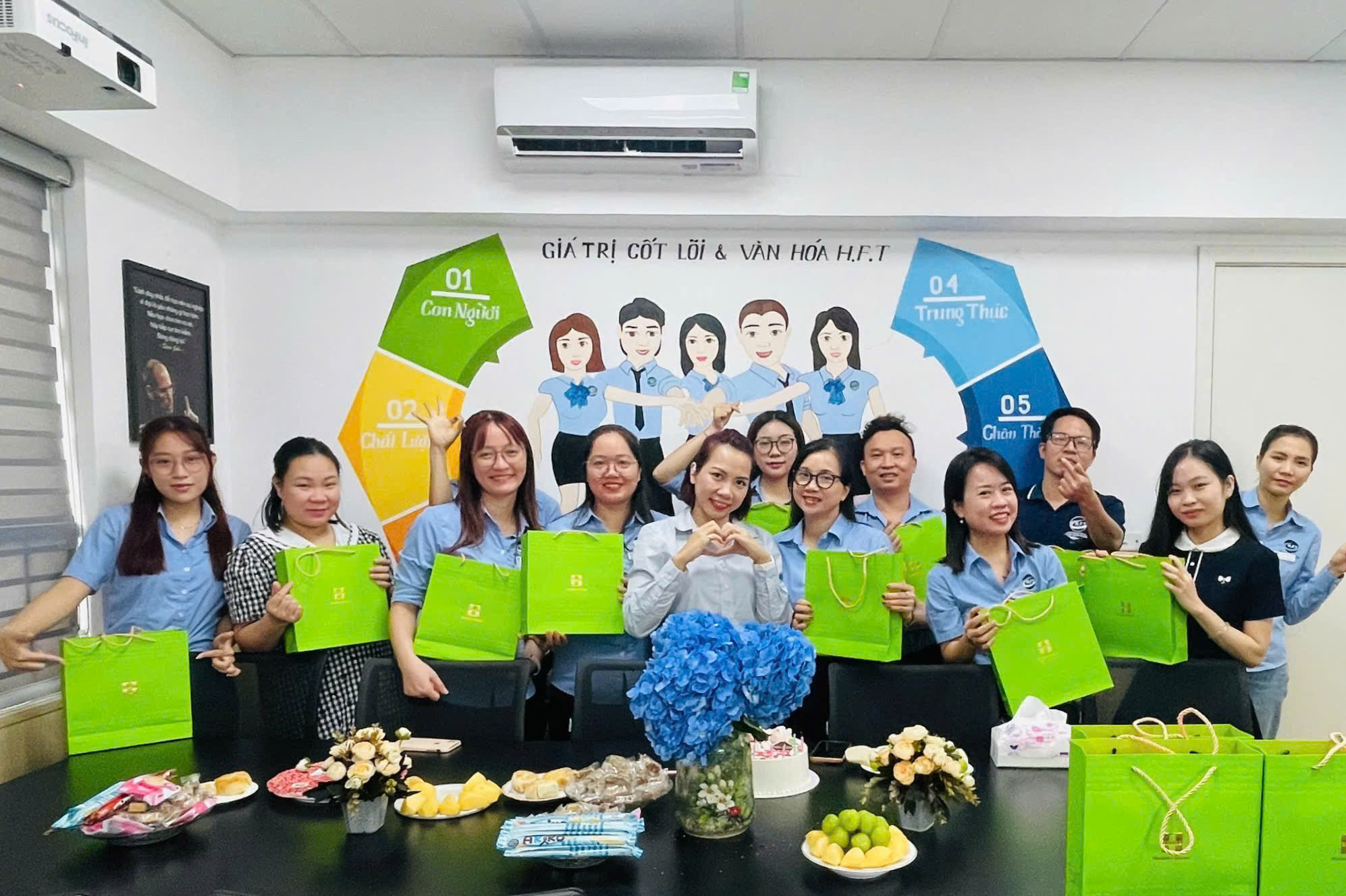 BLĐ tặng quà cho CBNV H.F.T Việt Nam Trung thu 2025 “